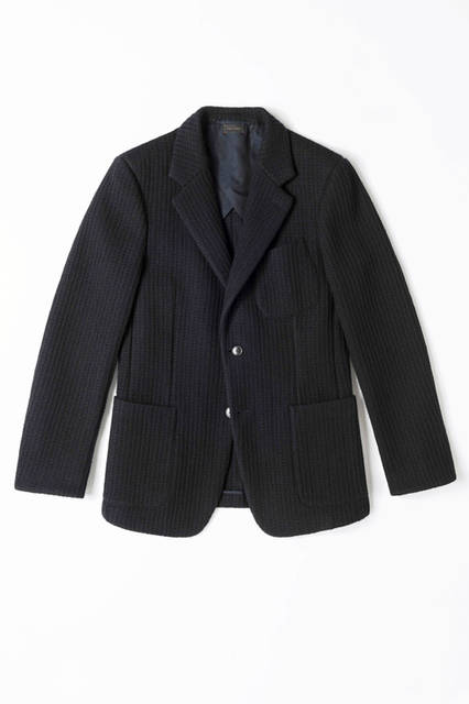 ションヘル織機を使って織られた三星のオリジナル生地は、ニットのような風合いが特徴。その柔らかな質感によって立体的な仕立てが可能となった。46万4400円／エルメネジルド ゼニア