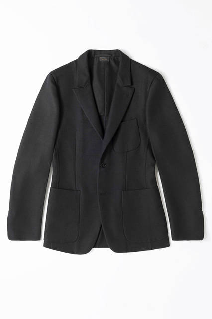 シングルのジャケットながら、ショーアイテムと同じラペルデザインによってエレガントな雰囲気に。袖はラウンドしたクチュールを象徴するデザインとなっている。ジャケット00万0000円／エルメネジルド ゼニア