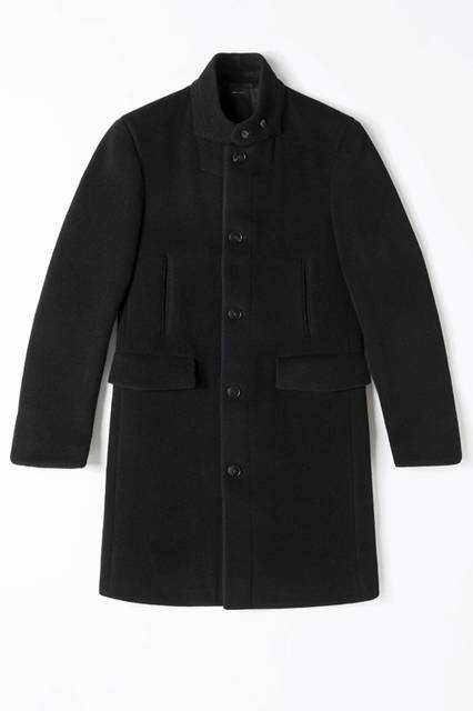 スポーツやミリタリーといった要素がうかがえる、ハイネックカラーのコート。素材はウール混で黒のヘリンボーン柄。67万5000円／エルメネジルド ゼニア