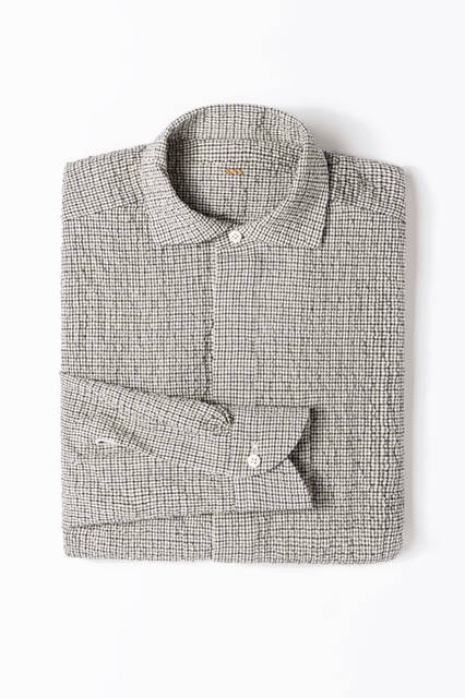 ダークグレー×ブラック×ホワイトのチェック柄のシアサッカーシャツ。ポロシャツのようなプルオーバータイプで、カジュアルな着こなしにもマッチする。シャツ11万7720円／エルメネジルド ゼニア