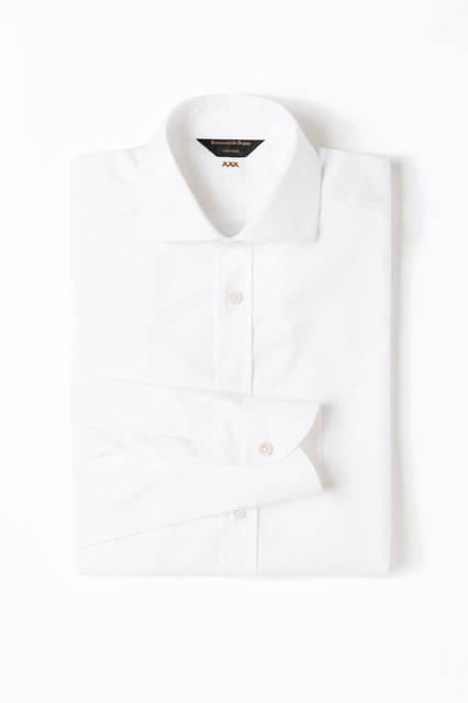 ピュアコットンのシャツはトーン・オン・トーンのダイヤモンドパターンが特徴。マザー・オブ・パールのボタンが上品なイメージを強調する。シャツ11万7720円／エルメネジルド ゼニア