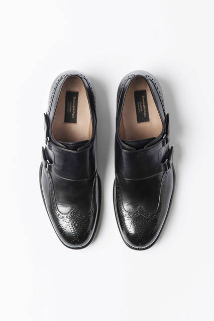 飾り穴がついたウイングチップのアッパーにダブルモンクを乗せたドレスシューズ。ソールはハンドステッチで柔らかなはき心地をかなえてくれる。靴18万1440円／エルメネジルド ゼニア