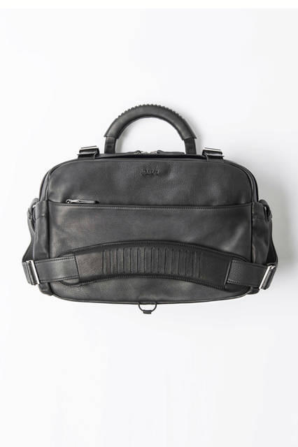 グレインカーフながら、ラムレザーのように軽い手づくりのリポーターバッグ。なめしの過程で油を絶妙な割合で配合することによって、しっとりとした質感が表現されている。バッグ50万2200円／エルメネジルド ゼニア