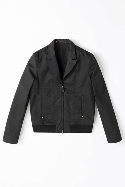 デニム素材をメインに手掛ける工場「クロキ」の生地を使い、藍染めで仕上げたブルゾン。デニムはセルヴィッチというこだわりの一着。ブルゾン29万520円／エルメネジルド ゼニア