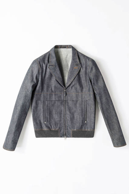 ミッドナイトブルーのデニムブルゾンは、テーラードのような襟が特徴。袖のクチュール仕上げも上品なイメージを醸し出す。ブルゾン29万520円／エルメネジルド ゼニア