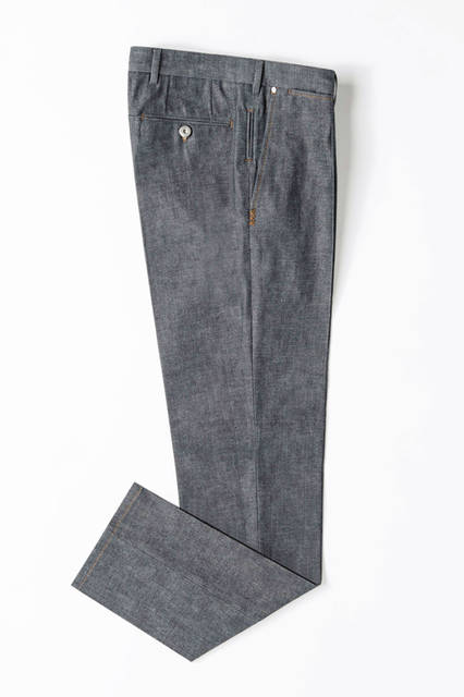 右のポケット下にトリプルエックスのアイコンが刺繍されたデニム。プリーツが入っているので、ジャケットスタイルとも好相性。デニム10万6920円／エルメネジルド ゼニア