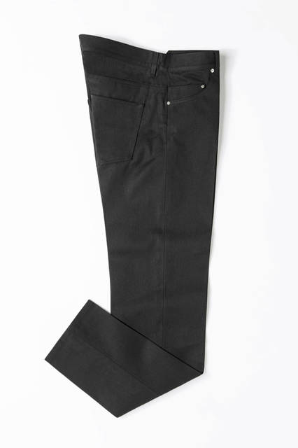 セルヴィッチのローデニムを使ったパンツは、デニムながらもドレッシーな表情が魅力。デニム10万6920円／エルメネジルド ゼニア