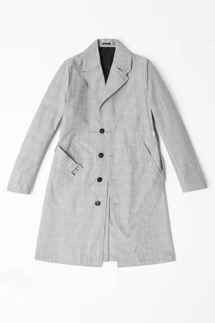 細かなプリンス・オブ・ウェールズのチェックパターンが正統なイメージを醸しつつ、高密度コットンという現代的な素材によって、クラシコとモードの革新的な融合が図られている。コート34万5600円／エルメネジルド ゼニア
