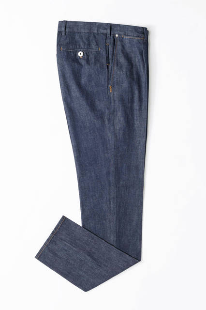 ストーンウォッシュをかけることで、こなれた雰囲気に。使いやすいダークブルーのデニムはスラックス感覚で着こなせるのもメリット。デニム10万6920円／エルメネジルド ゼニア