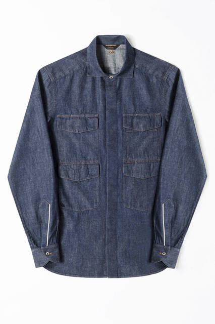 コットン100%のデニムシャツは、フロントにあしらわれた4つのフラップポケットがポイント。セルヴィッチの証となる赤耳がデザインのアクセントに。デニムシャツ11万4480円／エルメネジルド ゼニア