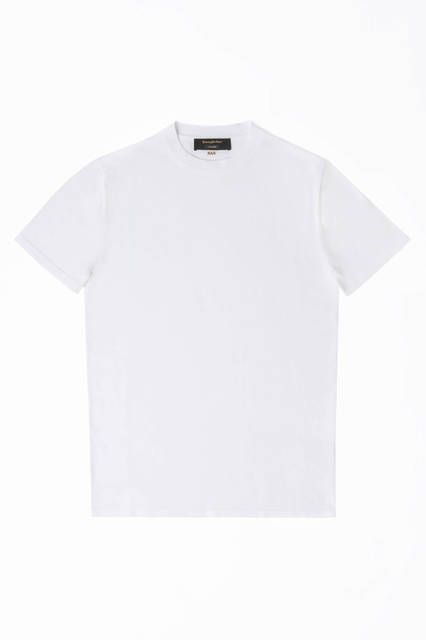 シーアイランドコットンを使ったTシャツは、上質なベーシックという大人のワードローブにふわしい質感。Tシャツ8万8000円／エルメネジルド ゼニア