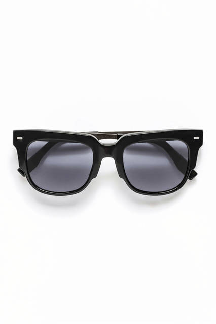 フレームにアセテートとチタンを使ったサングラスは日本が世界に誇る、福井県鯖江市の工場でつくられた。サングラス17万8200円／エルメネジルド ゼニア