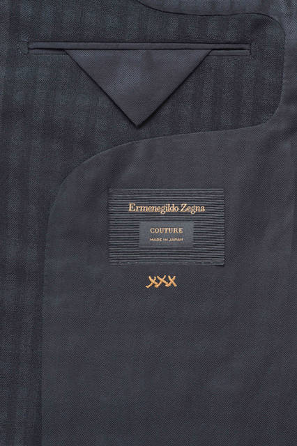 ジャケットの内ポケットの部分に刻まれる「XXX（トリプルエックス）」はエルメネジルド ゼニア クチュールのアイコン