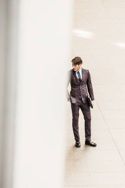 落ち着きある配色のチェックスーツは、ウィンドーペーンチェックをモダンにアレンジした現代的な仕立て。ジレを合わせて3ピースで着こなすことで、モダンジェントルマンらしい、伝統とモードが融合したスタイルが完成する。 <br /><br /> ジャケット24万4080円パンツ9万5040円、ジレ10万9080円、シャツ4万6440円、タイ2万3760円、ベルト5万8320円、バッグ［W37×H25× D3cm］35万6400円、シューズ10万2600円／グッチ＜阪急メンズ大阪2階・阪急メンズ東京2階＞