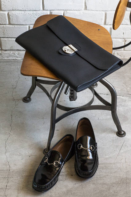 高級レザーを使ったクラッチはしっかりとした厚みがありながら、柔らかな質感が素材の良さを物語る。定番的存在のホースビットローファーと合わせて、モダンなスーツの着こなしを楽しみたい。 <br /><br /> バッグ［W37×H25×D3cm］35万6400円、シューズ10万2600円／グッチ ＜阪急メンズ大阪2階・阪急メンズ東京1・2階＞