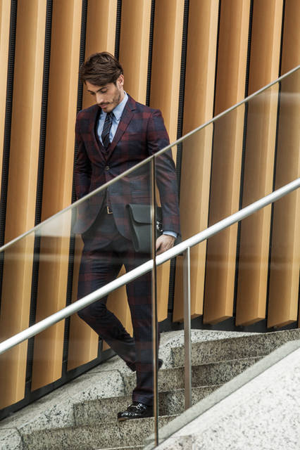 落ち着きある配色のチェックスーツは、ウィンドーペーンチェックをモダンにアレンジした現代的な仕立て。ジレを合わせて3ピースで着こなすことで、モダンジェントルマンらしい、伝統とモードが融合したスタイルが完成する。 <br /><br /> ジャケット24万4080円パンツ9万5040円、ジレ10万9080円、シャツ4万6440円、タイ2万3760円、ベルト5万8320円、バッグ［W37×H25× D3cm］35万6400円、シューズ10万2600円／グッチ＜阪急メンズ大阪2階・阪急メンズ東京1・2階＞