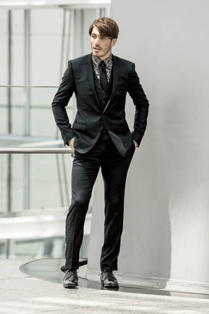 細いラペルが特徴のGOLDと呼ばれるモデルに、ボタニカル柄のジャカード生地を使用した新作3ピーススーツ。今季を象徴するシャツのクラウン&ビーのプリント柄と抜群の相性をみせる。 <br /><br /> スーツ39万9600円、シャツ9万6120円、タイ2万2680円、シューズ10万6920円／ドルチェ&ガッバーナ＜阪急メンズ大阪2階・阪急メンズ東京3階＞ ※阪急メンズ大阪は9月2日（水）リニューアルオープン