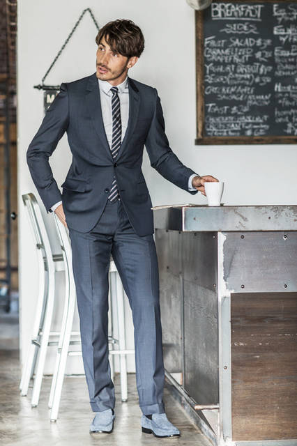 旅先でも「ディオール」のクチュールスピリットを纏える、トラベルと名づけられたサージのウール素材のスーツ。機能性と極上のフィット感、美しいタイトなシルエットという魅力が三位一体となっている。 <br /><br /> スーツ46万4400円、シャツ8万5320円、タイ参考商品、シューズ10万5840円／ディオール オム＜阪急メンズ大阪2階＞