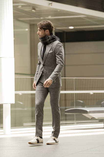 千鳥格子のスーツにスニーカーを合わせた着こなしは、「トム フォード」らしいモダンなエッセンスが薫るスタイル。今シーズンはシルエットもよりタイトになって、時代のキーワードであるスポーティーな要素も取り入れられている。 <br /><br /> ジャケット47万5200円、パンツ15万1200円、シャツ8万1000円、タイ3万240円、チーフ2万3760円、スカーフ4万3200円、スニーカー9万7200円／トム フォード＜阪急メンズ大阪3階・阪急メンズ東京3階＞ <br /><br /> <strong>【オーダーフェア】</strong><br />  阪急メンズ大阪／9月5日（土）〜17日（木）。9月16日（水）午後、17日（木）に採寸のスペシャリストが来店。※要予約。 <br /><br />阪急メンズ東京／9月12日（土）〜23日（水・祝）。9月15日（火）に採寸のスペシャリストが来店。※要予約