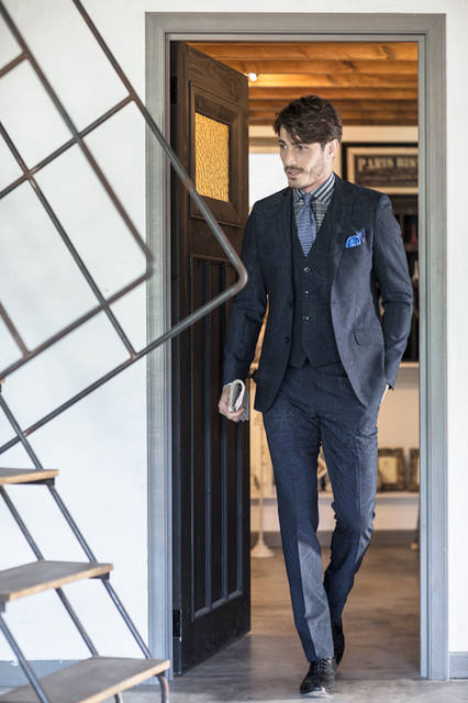 ブルーの濃淡で描かれたペイズリーのスーツ地は、柄位置も指定でつくられるこだわりのデザイン。タータン×ストライプ×ペイズリーの3種柄をミックスしたクレリックシャツに、千鳥格子のマイクロ柄のタイを合わせて。 <br /><br /> ジャケット28万800円、パンツ11万8800円、ベスト14万400円、シャツ6万8040円、タイ2万4840円、（いずれも阪急メンズ限定）チーフ17280円シューズ参考商品／エトロ＜阪急メンズ大阪3階・阪急メンズ東京3階＞