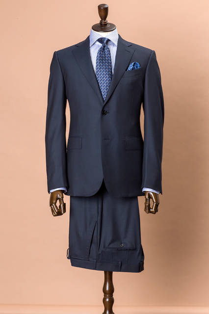 強撚糸を使ったハイパフォーマンス オールシーズン素材のスーツはビジネスマンにとって、マルチに活躍する一着。ビジネストリップにも便利なもので、あらゆるシーンで端正なスタイルを演出してくれるだろう。 <br /><br /> スーツ43万8480円、シャツ4万2120円、タイ2万3760円、チーフ1万4040円／エルメネジルド ゼニア＜阪急メンズ大阪3階・阪急メンズ東京3階＞