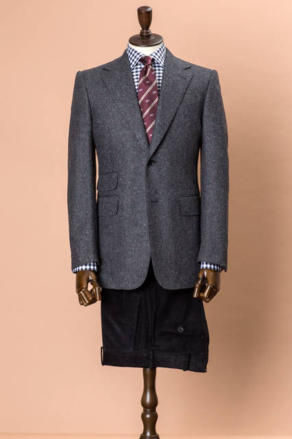 バージンウールを使ったドネガルツイードのジャケットに、コーデュロイのパンツを合わせた英国的なジャケパンスタイル。ジャケットの素材感を活かし、リラックスムードを薫らせつつも、フォルムはモダンな仕上がりに。 <br /><br /> ジャケット28万2960円、パンツ4万9680円、シャツ3万3480円、タイ2万1600円／ダンヒル＜阪急メンズ大阪3階・阪急メンズ東京3階＞