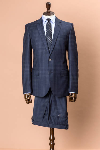 イタリア・ビエッラ地区のテキスタイルメーカー、ドラゴ社製の生地は、ネイビーのチェックが時代にふさわしい軽やかさを演出。細めのラペルに合わせ、シャープなタイをチョイスした、モダンなビジネススタイルだ。 <br /><br /> スーツ15万6600円、シャツ2万4840円、タイ1万4040円／ボス＜阪急メンズ大阪3階・阪急メンズ東京3階＞