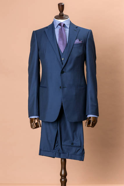 「アルマーニ」が得意とするブルー系のボディにオルタネイトストライプを使ったスーツは、日本限定モデル。柄自体にほど良い個性があるため、それぞれを単品使いしても違和感のない着こなしが楽しめるという、汎用性の高さも大きな魅力。 <br /><br /> スーツ24万8400円、ベスト5万1840円、シャツ3万5640円、タイ1万9440円、チーフ9720円／アルマーニ コレツィオーニ＜阪急メンズ大阪3階・阪急メンズ東京3階＞ <br /><br /> <strong>【オーダーフェア】</strong><br /> 阪急メンズ大阪／9月1日（火）〜30日（水）、ノベルティ:トラベルケーブルケース<br /> 阪急メンズ東京／9月1日（火）〜30日（水）、ノベルティ: トラベルケーブルケース