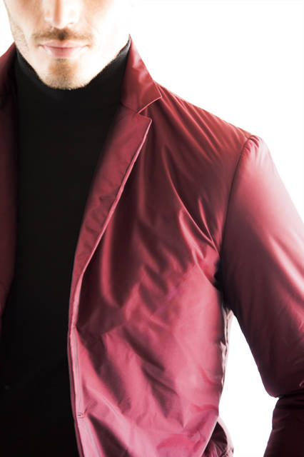 中綿入りのジャケットはスポーティーなナイロン素材。シーズンカラーのボルドーをベースにネイビーのパンツ、タートルネックを合わせて、今季的なヌケ感の漂うカジュアルに。白シャツを合わせればビジネスにも対応可能。 <br /><br /> ジャケット13万6080円（阪急メンズ限定）、パンツ7万4520円※いずれも9月中旬入荷予定、ニット6万8040円／ジル・サンダー＜阪急メンズ大阪3階・阪急メンズ東京3階＞