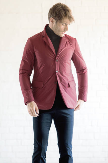 中綿入りのジャケットはスポーティーなナイロン素材。シーズンカラーのボルドーをベースにネイビーのパンツ、タートルネックを合わせて、今季的なヌケ感の漂うカジュアルに。白シャツを合わせればビジネスにも対応可能。 <br /><br /> ジャケット13万6080円（阪急メンズ限定）、パンツ7万4520円※いずれも9月中旬入荷予定、ニット6万8040円／ジル・サンダー＜阪急メンズ大阪3階・阪急メンズ東京3階＞