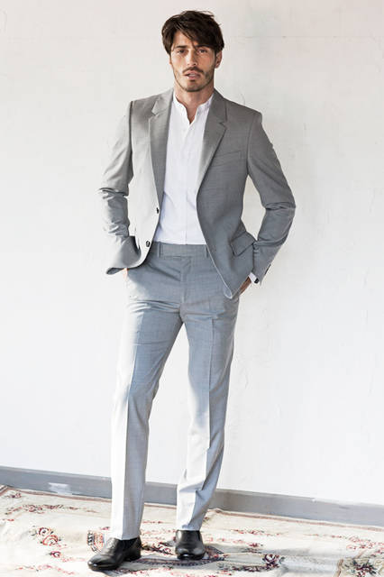 ベーシックなグレーのスーツに、バンドカラーのシャツを合わせた、リラックス感のあるコーディネート。シャツはブザムがプリーツの切り替えになったWカフス仕様で、ドレスアップ的要素がミックスされた洒脱なデザイン。 <br /><br /> スーツ26万8920円、シャツ7万2360円、シューズ8万1000円／アレキサンダー・マックイーン＜阪急メンズ大阪3階・阪急メンズ東京2階＞