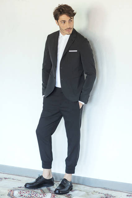 ストレッチの効いたナイロンジャケットは、人気のロングセラーモデル。側章入りのリブパンツとファスナー使いが印象的なドレスシューズで、黒で統一したスタイルに仕上げれば、さまざまなシーンでさり気ない差別化が図れる。 <br /><br /> ジャケット14万5800円、パンツ8万7480円、シャツ5万760円、シューズ10万9080円／ニール バレット＜阪急メンズ大阪2階・阪急メンズ東京2階＞