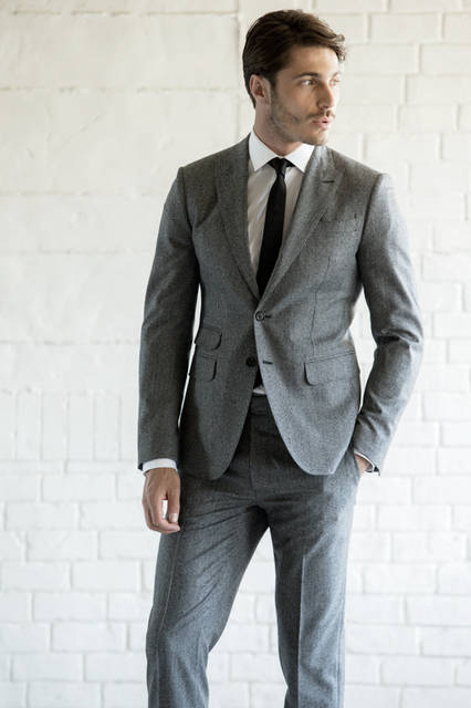 ハウンドトゥースのマイクロ柄をあしらったスーツは、着丈の短さやタイトな身幅がブランドのアイデンティティーを主張。ホワイトのシャツにブラックタイというストイックなコーディネートで都会的な着こなしを。 <br /><br /> スーツ19万9800円、シャツ4万2120円、タイ2万2600円／ディースクエアード＜阪急メンズ大阪2階・阪急メンズ東京2階＞