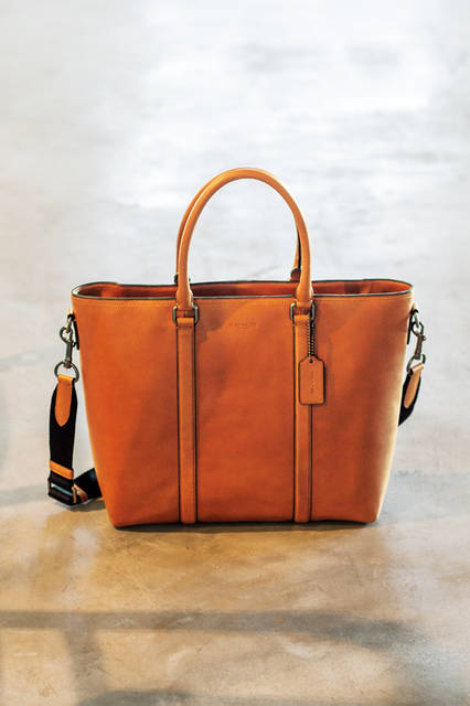 コーチのビジネスバッグがより都会的な雰囲気になって新たに登場。素材は経年変化が楽しめるスポーツカーフで、収納部が改良されるとともに、底鋲やライニングにもこだわった、使い勝手に優れた仕様となっている。 <br /><br /> バッグ［W36×H32×D13cm］8万9640円／コーチ＜阪急メンズ大阪1階・阪急メンズ東京1階＞