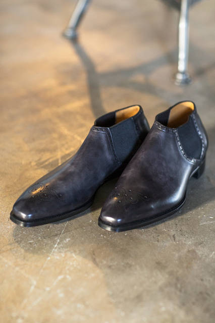 アッパーのグレーのグラデーションに高級感が漂うサイドゴアブーツ。ショート丈のブーツはパンツのクッションにも影響を与えないというメリットも。サイドのエラスティック部分にパーフォレーションが配されているのも特徴的。 <br /><br /> シューズ22万6800円（阪急メンズ限定）／ガジアーノ&ガーリング※9月中旬入荷予定＜阪急メンズ大阪1階・阪急メンズ東京地下1階＞