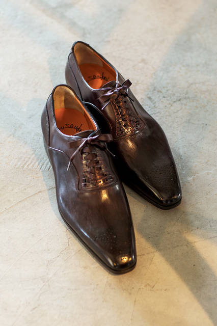 40周年を迎える「サントーニ」のなかで、絶大な人気を誇るラスト、“ジョージ”を使った一足。シューレースをリボンに、内羽根にはクロコダイルを使うことで、ブランドのテーマである“高級感”が表現されている。 <br /><br /> シューズ13万6080円（阪急メンズ限定）／サントーニ＜阪急メンズ大阪1階・阪急メンズ東京地下1階＞