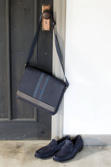 アイコニックなディテールが満載のメッセンジャーバッグは、使いやすいキャンバス素材。シーズンカラーであるブルーマリンを纏ったローファーとコーディネートすれば、秋冬シーズンでもさわやかな印象をもたらしてくれる。 <br /><br /> バッグ［W30×H25×D6cm］10万5840円、シューズ8万4240円／サルヴァトーレ フェラガモ＜阪急メンズ大阪3階＞