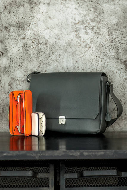 スマートなフォルムに、上質な革の表情が際立つメッセンジャーバッグは、タブレットや書類を入れるポケットも充実。豊富なカラーバリエーションで展開されるラウンドジップウォレットと合わせて持ちたい。 <br /><br /> バッグ［W35.5×H26×D8cm］39万4200円、ウォレット（大）12万9600円、 ウォレット（小）6万1560円／ヴァレクストラ＜阪急メンズ東京1階＞