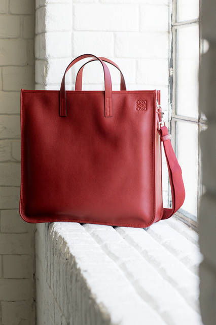 上質なリファインドカーフを使ったトートは、ボディの右上に施されたエンボス加工のアナグラムがアクセント。開口部のレザーストラップやファブリック製のショルダーストラップもついており、ビジネスユースにもぴったり。 <br /><br /> バッグ［W38×H36×D10cm］21万4920円／ロエベ＜阪急メンズ大阪3階・阪急メンズ東京1階＞