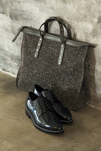 スエードにウール型のエンボス加工をあしらったビジネスバッグは、軽量かつスタッズ遣いによる都会的なデザイン。アスファルトパターンを型押しして、パテントで仕上げたポインテッドトゥのドレスシューズとも好相性。 <br /><br /> バッグ［W40.5×H31×D8cm］24万3000円、シューズ11万6640円／ジミー チュウ＜阪急メンズ大阪2階・阪急メンズ東京2階＞