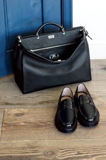 人気のピーカブーのレギュラーサイズは、特徴であるセレリアレザーはそのままに、よりビジネススタイルにマッチするサイズ感。アッパーはクラシカルなデザインながら、厚底でモード感を演出したローファーにも注目を。 <br /><br /> バッグ［W41×H31.5×D16.5cm］66万2040円、シューズ14万1480円／フェンディ＜阪急メンズ大阪3階・阪急メンズ東京3階＞