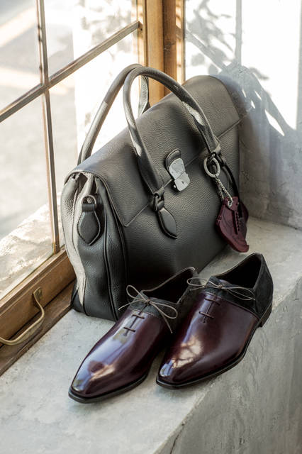 定番バッグ、イーミオからグレインレザーを使った新作が登場。スニーカーを象どったチャームをつけて遊び心をプラスして。スーツにもマッチするシューズはヴェネチア レザーとスエードのコントラストが美しい新作スカー。 <br /><br /> バッグ［W40×H29×D12.5cm］43万6320円、シューズ25万1640円、チャーム5万1840円／ベルルッティ＜阪急メンズ大阪1階＞ <br /><br /> <strong>【イベントインフォメーション】</strong><br /> 今年120周年を迎える「ベルルッティ」。ブランドのヒストリーとアイデンティティーを体現する特別なイベントを開催。<br /> 期間：9月16日（水）〜22日（火・休）　場所：阪急メンズ大阪1階特設スペース