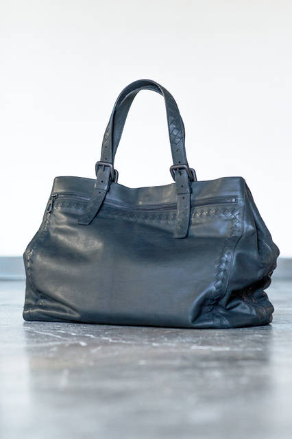 控えめなイントレチャートとライトカーフレザーでつくりあげたデザインは、シンプルにしてクオリティーの高さが存分に感じられる仕上がり。ふたつのアウトポケットが備わっており、ビジネスでもプライベートでも活躍する。 <br /><br /> バッグ［W42×H32×D18cm］34万5600円／ボッテガ・ヴェネタ＜阪急メンズ大阪2階・阪急メンズ東京1階＞