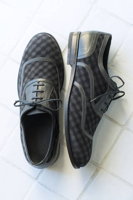 クラシックなブローグシューズに、今季を象徴するヴィシープリントをモチーフにした柄をあしらったシューズ。レザーのインソールとスタックレザーのソールによって、優れた耐久性と快適な履き心地が実現されている。 <br /><br /> シューズ10万9080円／ボッテガ・ヴェネタ＜阪急メンズ大阪2階・阪急メンズ東京1階＞