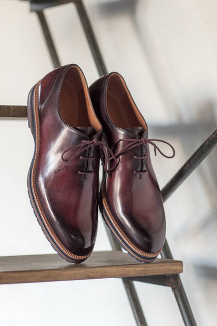 ブランドを代表する手法である、美しいパティーヌが施されたヴェネツィアレザーのアッパーにラバーソールを組み合わせた一足は、ドレスに限らすカジュアルにも使えるデザイン。エレガンスとスポーツをミックスしたいまどきな顔立ちも魅力的。 <br /><br /> シューズ20万9520円/ベルルッティ<阪急メンズ大阪1階>