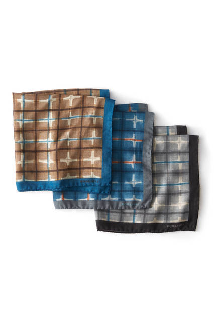 チェックのチーフは着こなしのスパイスに ウール100%ながら、軽やかな質感をもったチーフは、3種類のカラーバリエーションで登場。すべてのチーフには鮮やかなブルーがあしらわれており、アイキャッチーカラーは着こなしのアクセントとして活躍する。チーフ各9500円［ボリオリ 東京店限定］／ボリオリ 