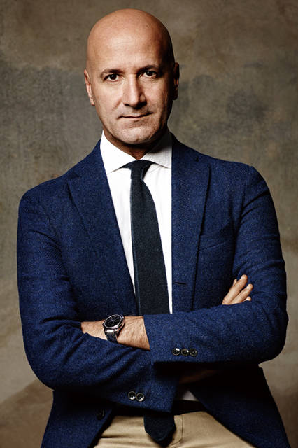 <strong>Giovanni Mannucci｜ ジョヴァンニ・マヌッチ</strong></br>イタリア生まれ。 アメリカ マーシー大学にて BS、ケロッグにて MBA、スタンフォードにて M&A のポストマスターを取得。14 年間のアメリカ生活の後、ファッションビジネスへ。ラグジュアリーブランドにてさまざまな職種を経験 した後、ファイナンシャル、マニュファクチャー、ブランディングや商品開発な どのマーケティングを専門に。98 年、ロンドン の Deloitte コンサルティングへ入社。2006年にはイザイアのCEOに就任。13 年 株式ファンドWiseのメンバーとなり、ボリオリのPresident&CEO に就任。