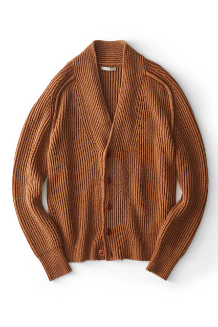 アタリやフェード感のある生地感が魅力的なミドルゲージのカーディガ ン。Vゾーンが狭めのつくりも特徴で、インナーをタイドアップにすれば、ジャケット代わりとしても使えるため、マルチに活躍してくれる一枚。カーディガン8万円［ボリオリ 東京店限定］／ボリオリ