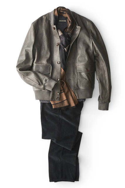 レザーブルゾン＜グレー＞26万5000円［ボリオリ 東京店限定］、 ニット4万9000円、パンツ4万9000円、ストール3万8000円／すべてボリオリ