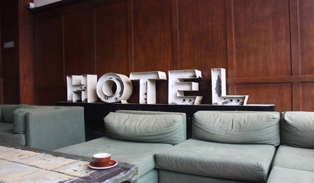 <strong>Yoko Ueno Lewis｜暮らしノート・第18回「ドルフィンホテルと羊男の世界」</strong><br />ACEのもっともそれらしい有名なディスプレー（ロビー兼リビングスペース）